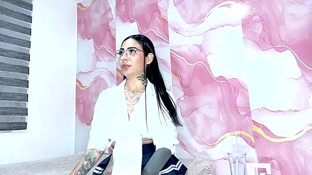 Snapshot of EmiliMontero chatting on 05-28-26, 01:13 EmiliMontero online show from 05-28-26, 01:13