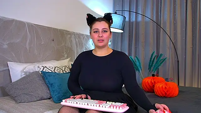 Snapshot of MaryMurray chatting on 10-31-25, 07:16 MaryMurray online show from 10-31-25, 07:16