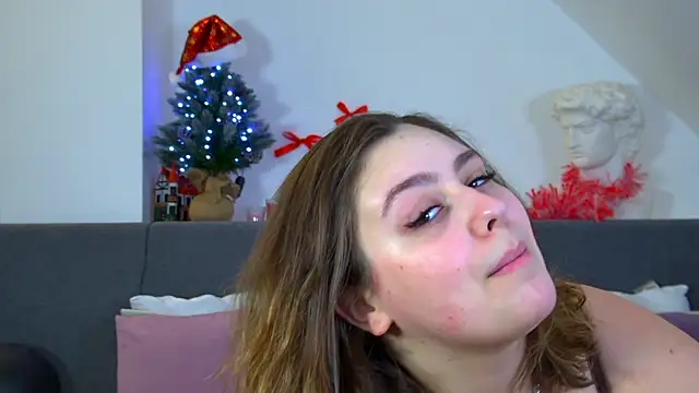 Snapshot of MaryMurray chatting on 12-14-25, 06:35 MaryMurray online show from 12-14-25, 06:35