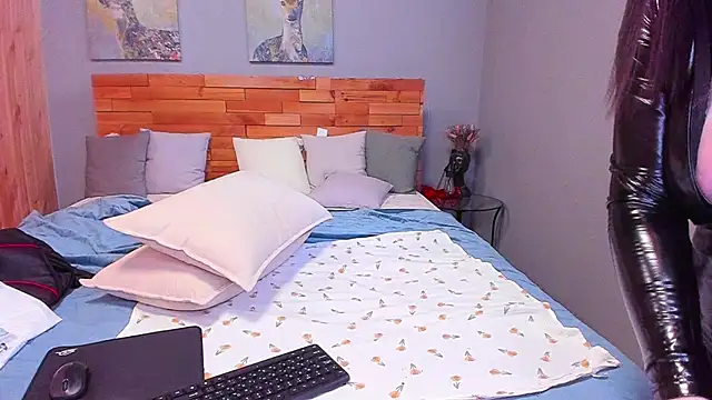 Kendra SXY online show from 03-11-25, 04:30