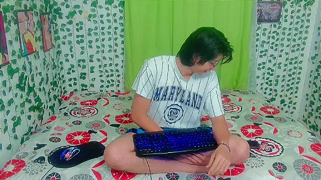 Snapshot of Andy_gray chatting on 04-24-26, 12:29 Andy gray online show from 04-24-26, 12:29