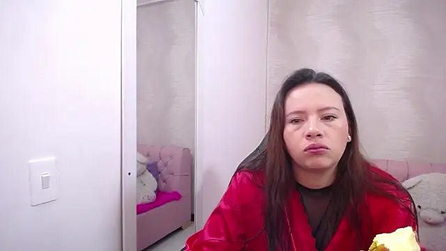 Snapshot of lauraguzman chatting on 03-20-25, 01:24 lauraguzman online show from 03-20-25, 01:24