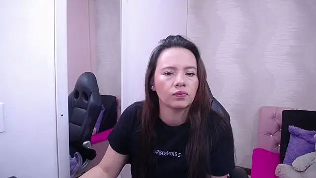 Snapshot of lauraguzman chatting on 03-17-25, 02:52 lauraguzman online show from 03-17-25, 02:52