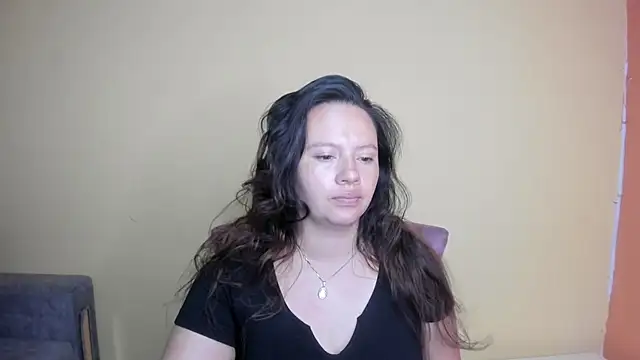 Snapshot of lauraguzman chatting on 03-01-26, 02:44 lauraguzman online show from 03-01-26, 02:44