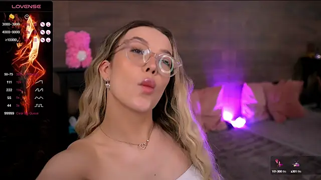 Snapshot of KylieJoyce chatting on 02-09-25, 04:36 KylieJoyce online show from 02-09-25, 04:36