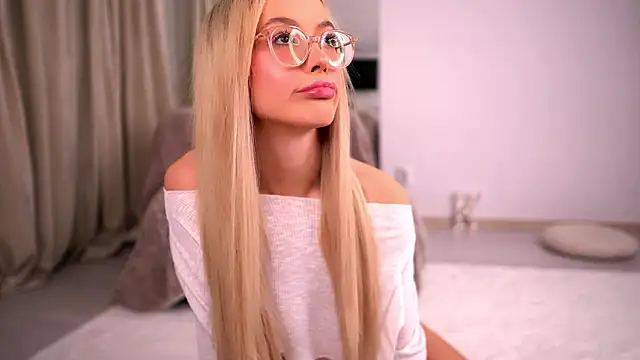 Snapshot of KylieJoyce chatting on 02-09-26, 10:08 KylieJoyce online show from 02-09-26, 10:08