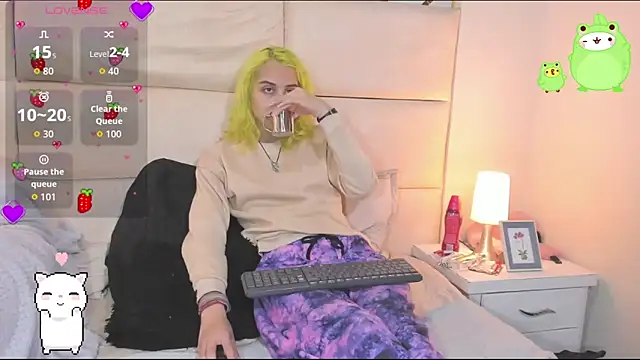 -kisa  online show from 10-24-25, 02:21