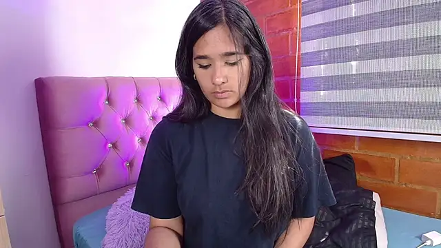 Snapshot of Maeena chatting on 12-13-24, 03:43 Maeena online show from 12-13-24, 03:43