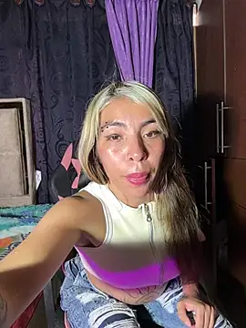Snapshot of alanaanddaphne chatting on 05-19-26, 10:06 alanaanddaphne online show from 05-19-26, 10:06