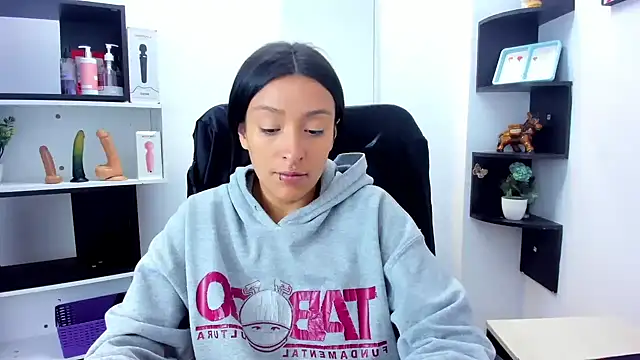 Snapshot of Sarah_Hornny chatting on 06-17-26, 01:32 Sarah Hornny online show from 06-17-26, 01:32