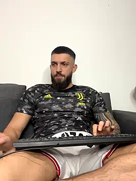 Snapshot of LoveIsBlind_ chatting on 10-31-25, 07:43 LoveIsBlind  online show from 10-31-25, 07:43