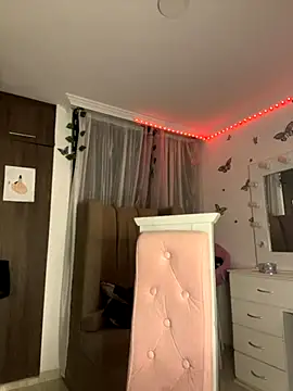 Snapshot of lina_pink chatting on 09-24-25, 02:40 lina pink online show from 09-24-25, 02:40