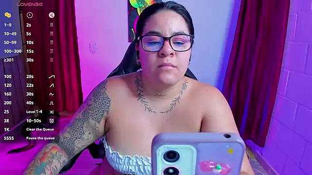 Snapshot of Sharon_hils chatting on 01-28-25, 04:30 Sharon hils online show from 01-28-25, 04:30