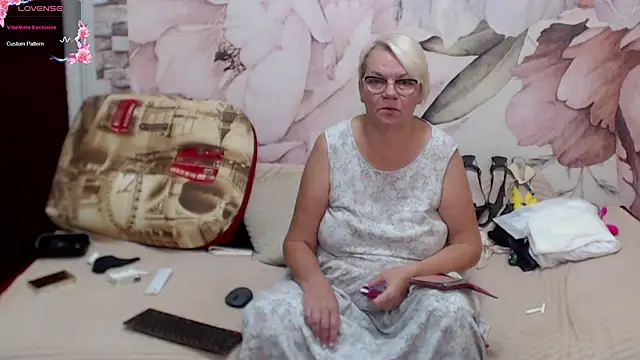 Snapshot of RinaM-Mashasun chatting on 10-13-25, 11:45 RinaM-Mashasun online show from 10-13-25, 11:45