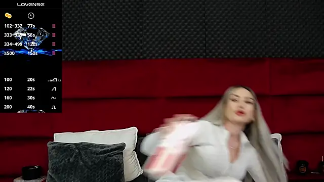 Snapshot of MinnieMe chatting on 10-19-25, 06:43 MinnieMe online show from 10-19-25, 06:43