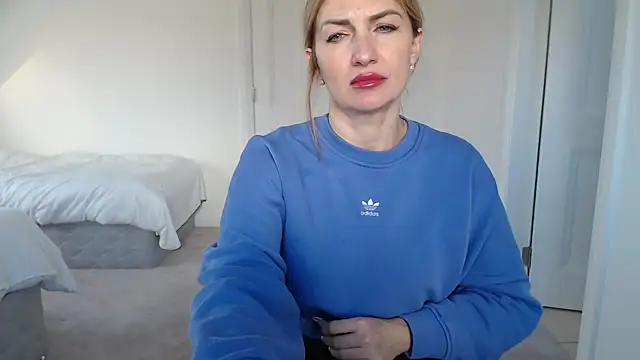 Snapshot of Mallinia chatting on 02-04-25, 03:57 Mallinia online show from 02-04-25, 03:57