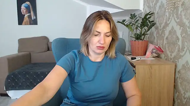 Snapshot of Mallinia chatting on 10-11-25, 12:06 Mallinia online show from 10-11-25, 12:06