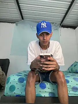 Snapshot of ValenSuarez25 chatting on 06-21-26, 01:33 ValenSuarez25 online show from 06-21-26, 01:33