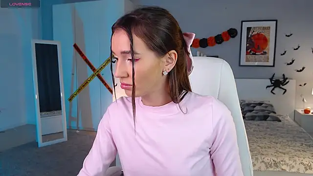 Bellla Haddid online show from 10-30-25, 01:37