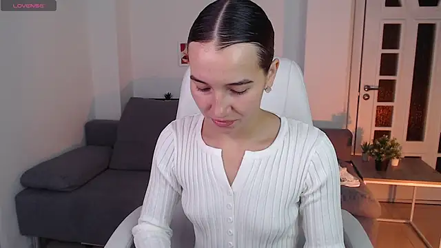 Snapshot of Bellla_Haddid chatting on 10-15-25, 01:15 Bellla Haddid online show from 10-15-25, 01:15