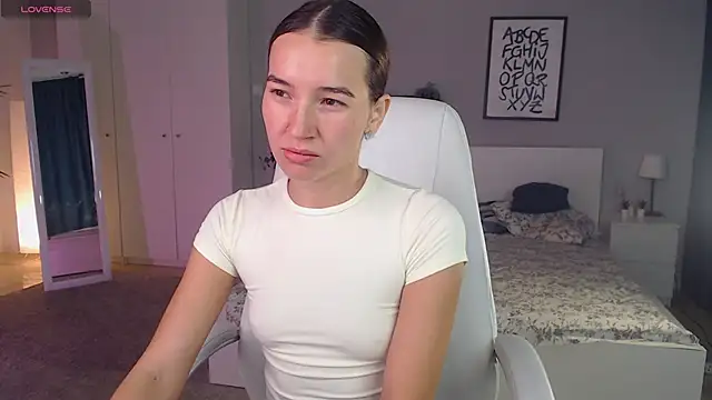 Snapshot of Bellla_Haddid chatting on 10-10-25, 01:06 Bellla Haddid online show from 10-10-25, 01:06