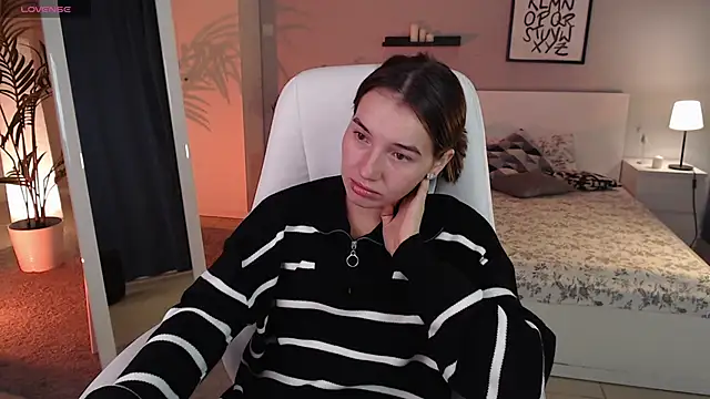 Snapshot of Bellla_Haddid chatting on 10-21-25, 01:05 Bellla Haddid online show from 10-21-25, 01:05
