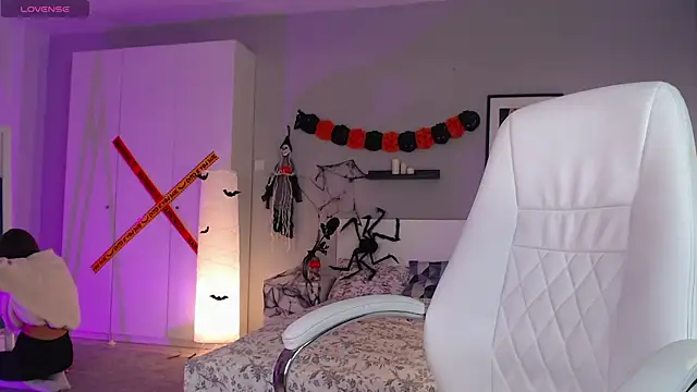 Bellla Haddid online show from 10-29-25, 01:37