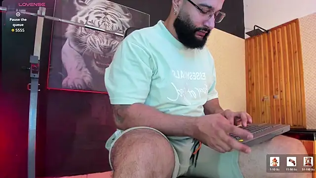 Snapshot of Luke__09 chatting on 05-23-26, 01:32 Luke 09 online show from 05-23-26, 01:32