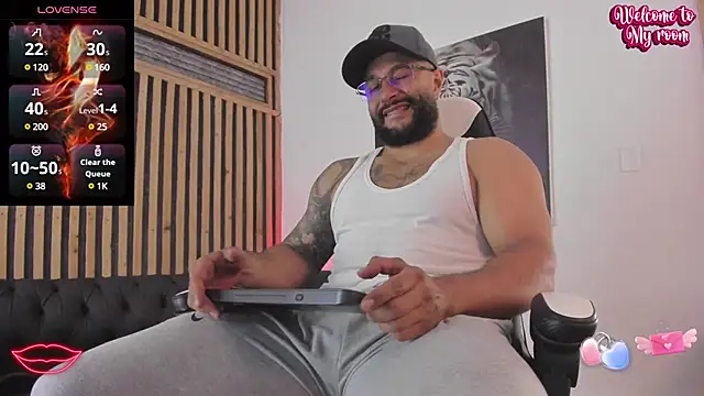 Snapshot of Luke__09 chatting on 03-11-25, 12:06 Luke 09 online show from 03-11-25, 12:06