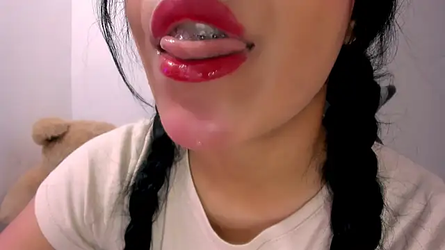 Snapshot of veky_saliva01 chatting on 09-23-25, 05:09 veky saliva01 online show from 09-23-25, 05:09
