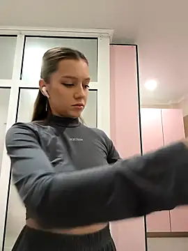 AliceBrayan online show from 12-17-25, 05:07