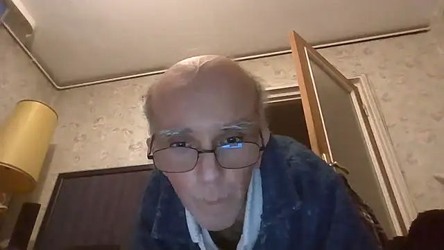 Snapshot of mariusica1@xh chatting on 03-28-26, 11:17 mariusica1xh online show from 03-28-26, 11:17