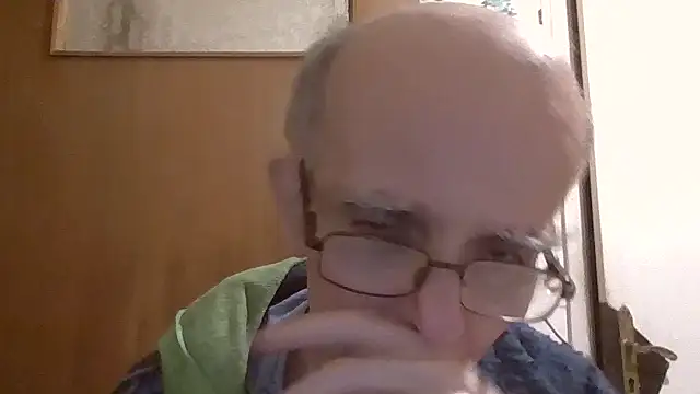 Snapshot of mariusica1@xh chatting on 03-10-26, 06:12 mariusica1xh online show from 03-10-26, 06:12