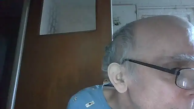 Snapshot of mariusica1@xh chatting on 03-12-26, 04:00 mariusica1xh online show from 03-12-26, 04:00