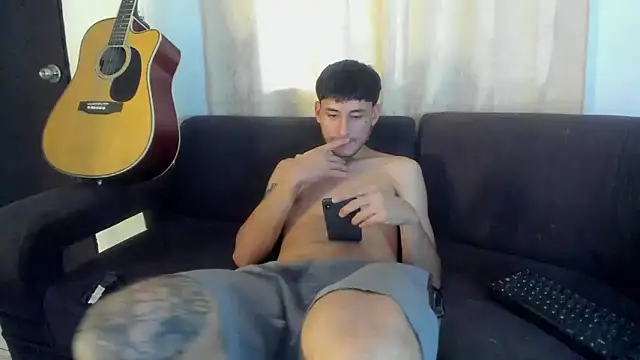 Snapshot of Henrikk_senn chatting on 10-26-25, 03:01 Henrikk senn online show from 10-26-25, 03:01