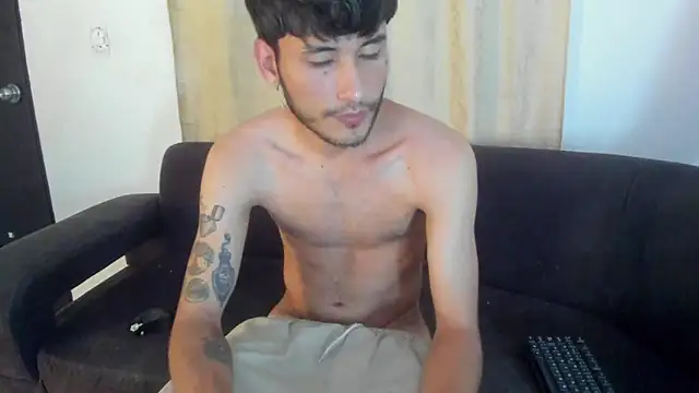 Snapshot of Henrikk_senn chatting on 10-07-25, 11:06 Henrikk senn online show from 10-07-25, 11:06