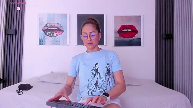 Angela donnato online show from 04-11-26, 03:47