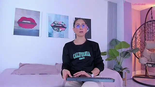 Angela donnato online show from 10-11-25, 03:18