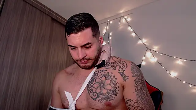 Snapshot of thomas_gun chatting on 12-10-24, 05:33 thomas gun online show from 12-10-24, 05:33