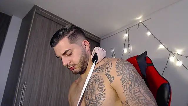 Snapshot of thomas_gun chatting on 12-11-24, 09:01 thomas gun online show from 12-11-24, 09:01