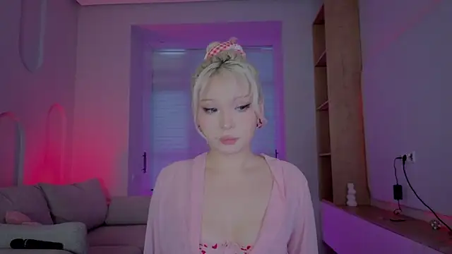Snapshot of RileyMee chatting on 09-19-25, 12:20 RileyMee online show from 09-19-25, 12:20