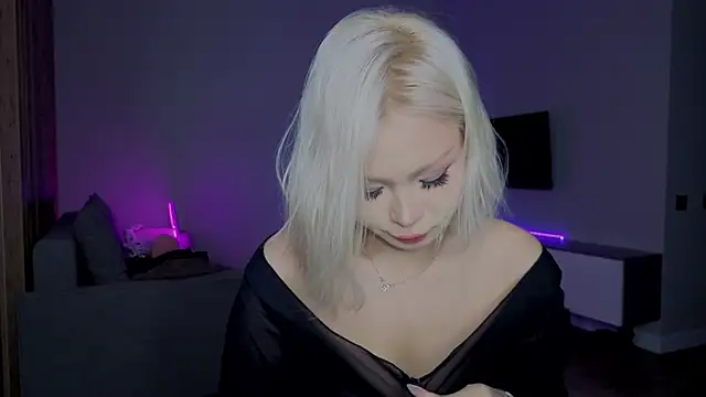 RileyMee online show from 11-25-25, 03:40