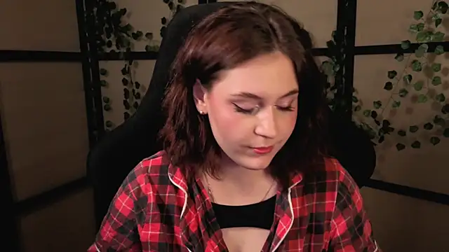 Snapshot of Diana_Flower chatting on 04-15-26, 01:15 Diana Flower online show from 04-15-26, 01:15