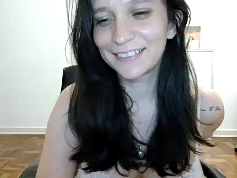 Snapshot of beatrizspbr chatting on 02-15-26, 11:14 beatrizspbr online show from 02-15-26, 11:14