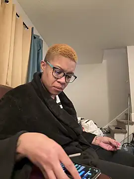 Snapshot of SexyHoneyRedd chatting on 03-08-26, 03:32 SexyHoneyRedd online show from 03-08-26, 03:32