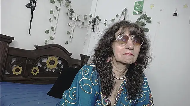 Snapshot of DominaLeona chatting on 05-18-26, 10:03 DominaLeona online show from 05-18-26, 10:03