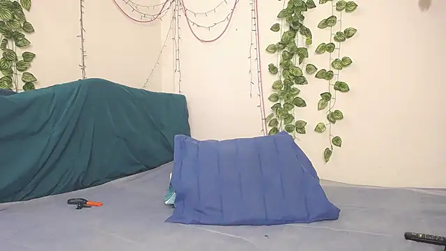 Snapshot of DominaLeona chatting on 10-16-25, 07:11 DominaLeona online show from 10-16-25, 07:11