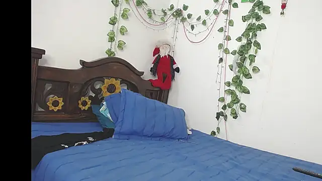 Snapshot of DominaLeona chatting on 12-03-25, 08:19 DominaLeona online show from 12-03-25, 08:19