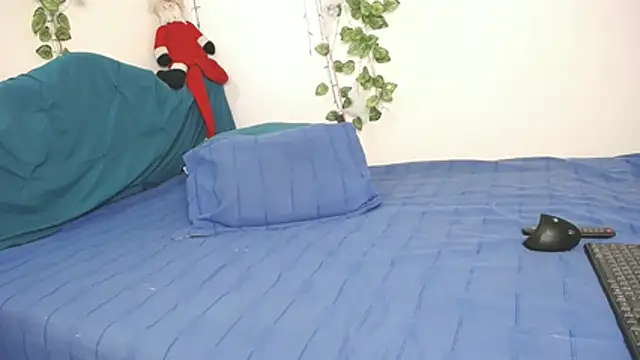 Snapshot of DominaLeona chatting on 11-05-25, 04:43 DominaLeona online show from 11-05-25, 04:43