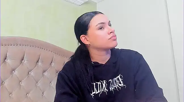 Snapshot of Luciluu20 chatting on 02-18-25, 01:21 Luciluu20 online show from 02-18-25, 01:21